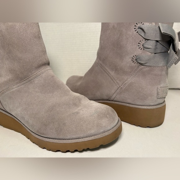 UGG CLASSIC MINI DREW SUNSHINE PERF SEAL BOW ANKLE BOOT - Picture 16 of 16